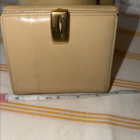 Gucci tan patent leather wallet with Gold Clasp - Picture 3 of 12